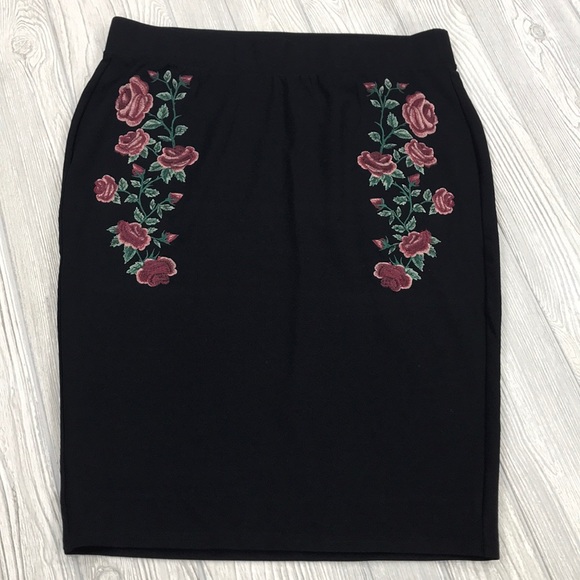 torrid Dresses & Skirts - NWT Torrid black embroidered pencil skirt - sz 2X